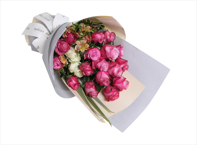 陌上花开:17枝紫红色玫瑰(魅影) 2枝雪山白玫,搭配适量水仙百合配花及
