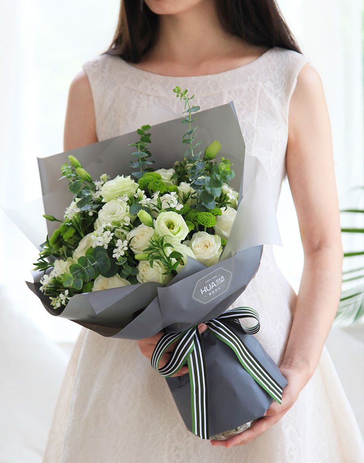 月光女神----白玫瑰11枝,绿色桔梗5枝,小菊3枝,白色石竹梅4枝