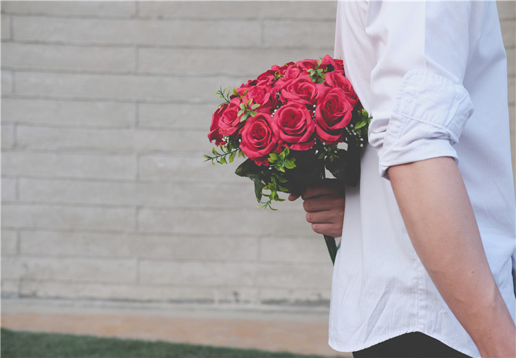 为什么男人要给女人送花?