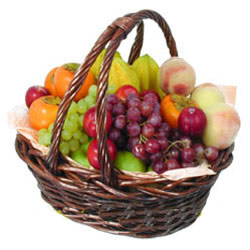 水果花篮D:;青苹果3个、美国提子1斤、鸭梨3个、红蛇果3个、香蕉1串、杨桃2个，柿子、桃子或其他当季水果适量_礼篮