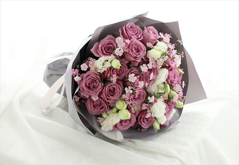 紫色的梦----冷美人紫玫瑰19枝,白洋桔梗5枝,粉色美女樱5枝