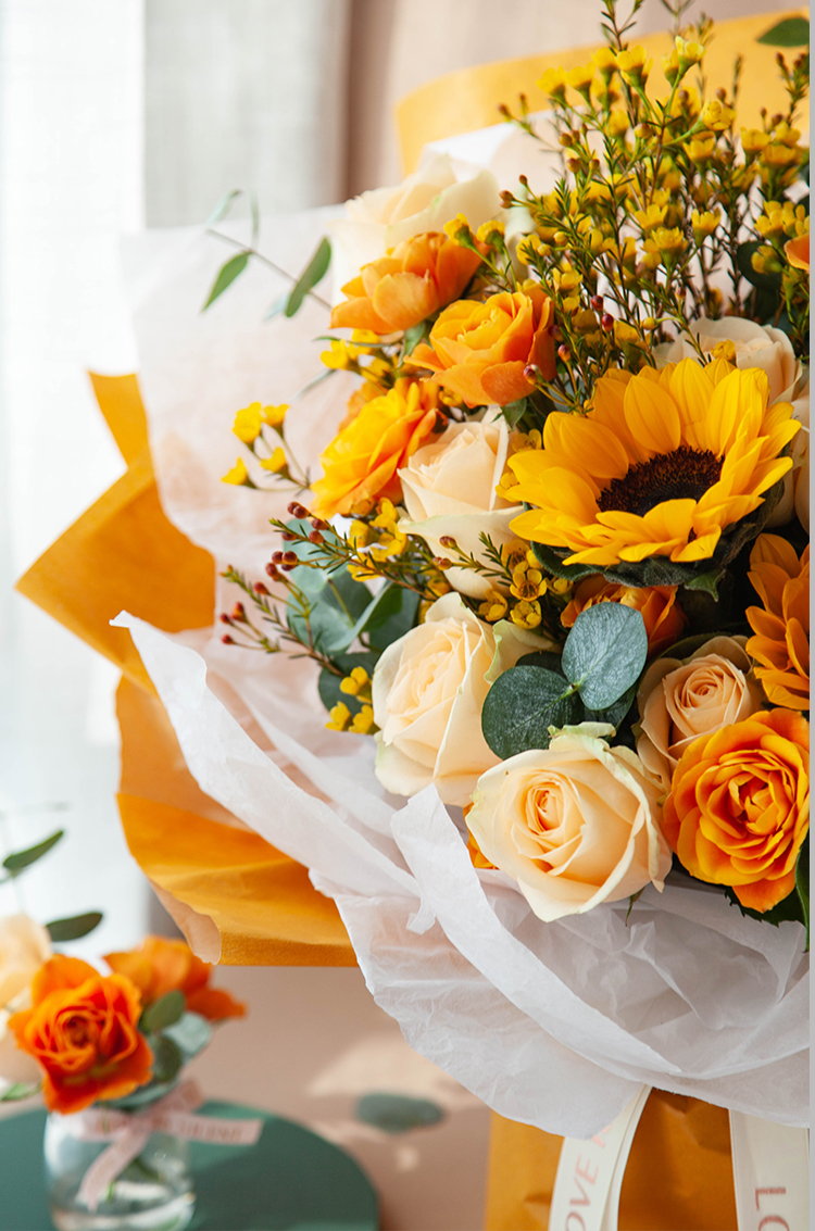 韩式系列/一路向阳:韩式花束系列:向日葵3枝,香槟玫瑰9枝,橙色多头玫5