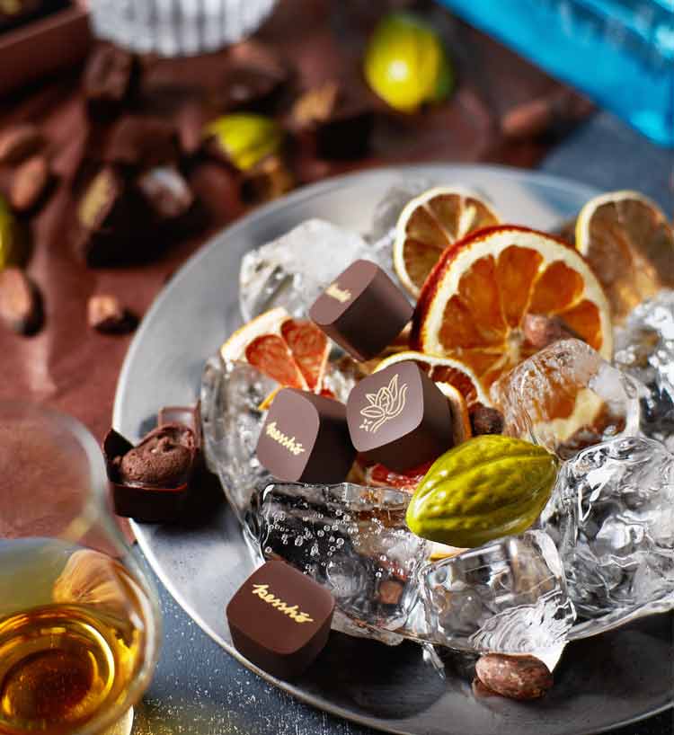 内部为软质酒味夹心,外壳为薄脆巧克力 br>产品外壳